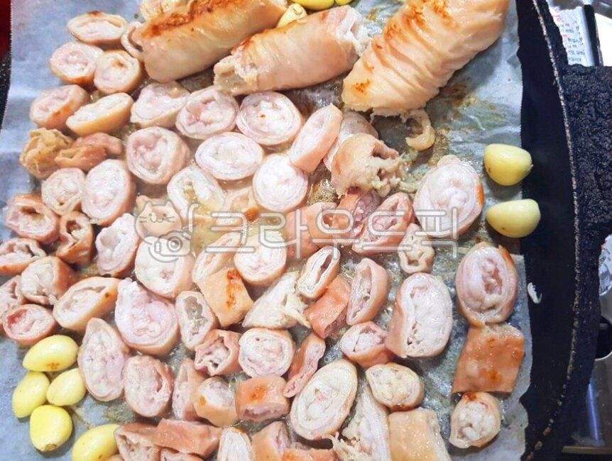 savory,snack,Somakchang,cow,hot,Makchang,pig,Grilled Garlic,whole garlic,fire,ingredients,Grilled whole garlic,cooking,roast,Drink snacks,cook,Korean,Pig Makchang,delicious,food,meal,dish,meat,mukbang,cast iron grill