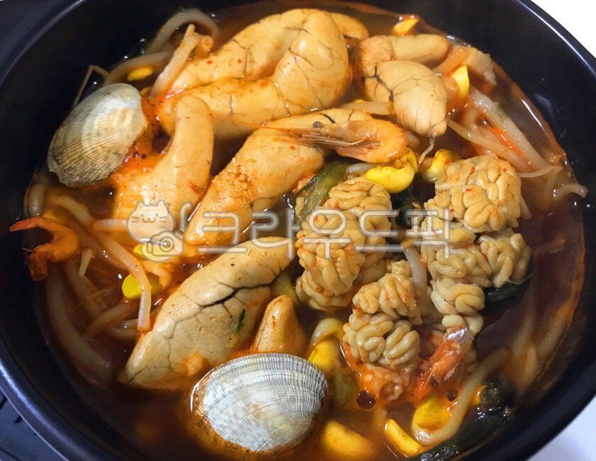 알탕,내장탕,고니,곤이,알,dish,요리,food,음식,meal,식사,bowl,사발,뚝배기,생선알,명태알,한식,한국요리,한국음식,먹방,맛있는,얼큰한,뜨거운,해장,콩나물,바지락,해물,해산물,안주,술은주,국물
