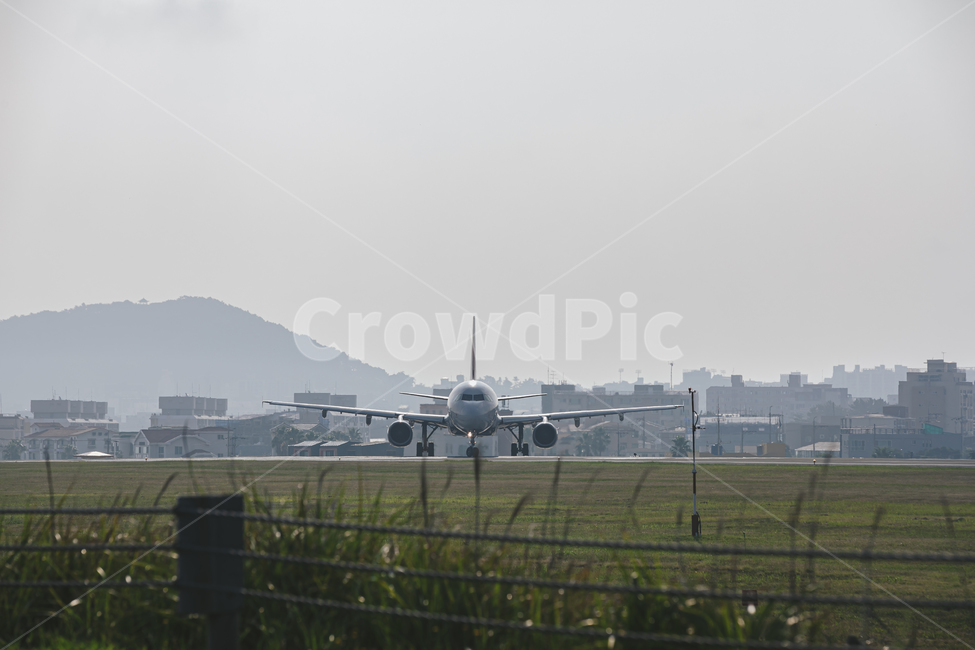 airport,공항,airfield,비행장,transportation,교통,aircraft,항공기,vehicle,airplane,비행기,이륙,활주,활주로,교통,교통수단,traffic,transportation