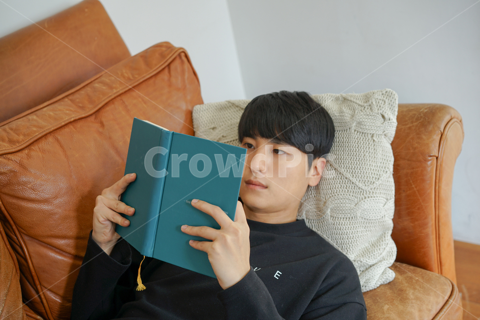 쇼파,소파,휴식,남성,남자,거실,휴일,sofa,실내,쿠션,rest,가구,독서,책,book