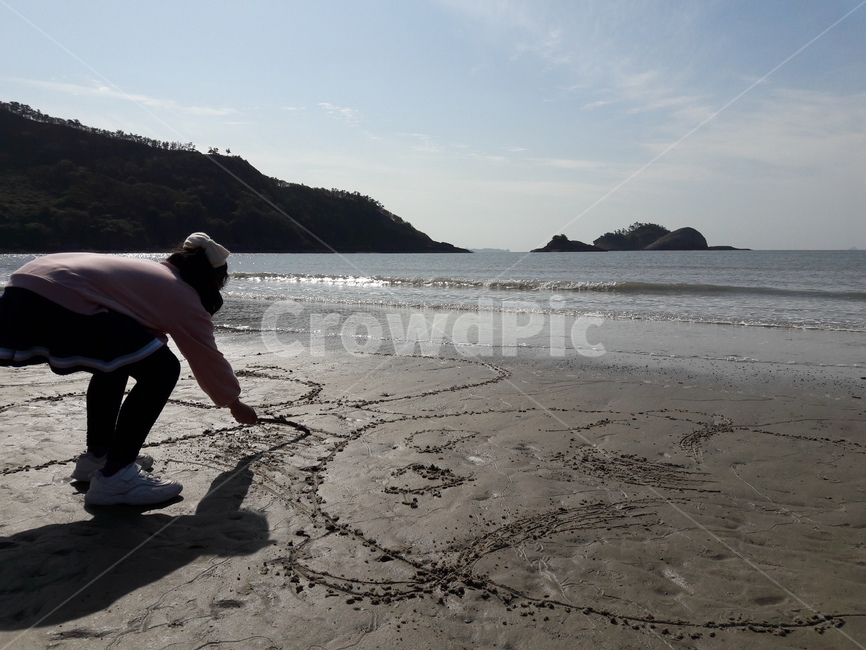 낙서,doodle,여자아이,gril,sketch,shoreline,해안선,water,물,nature,자연,ocean,대양,outdoors,옥외,sea,바다,human,인간,person,사람,sand,모래,연안,coast,beach,바닷가,drawing,describe,picture,해변,바다,beach,sea