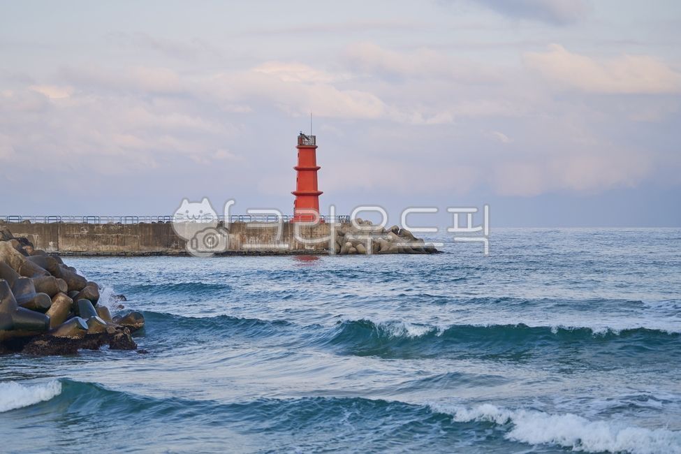 겨울바다,바다,파도,등대,빨간등대,building,건물,architecture,lighthouse,거친파도,거친바다,대자연,광활함