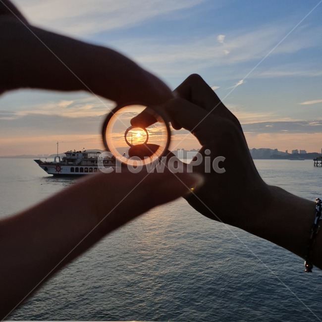person,사람,human,인간,노을,구름,하늘,배경,반지,커플,바다,love
