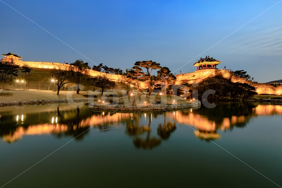 자연,풍경,하늘,구름,일몰,야경,수원,수원화성,방화수류정,야경,밤,풍경,nightscape,night,landscape,랜드마크,landmark,tourist attraction,한국전통,한국문화,korean traditional,korean culture,nature,building,건물,architecture,건축물,outdoors,옥외,water,물