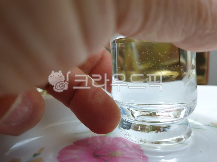alcohol,finger,glass,The taste of soju,A cup of hands,amount of alcohol,consulting,Alcohol,Drinking alone,soju,bar,Grab a drink,One drink,snack cart,soju glass,conversation