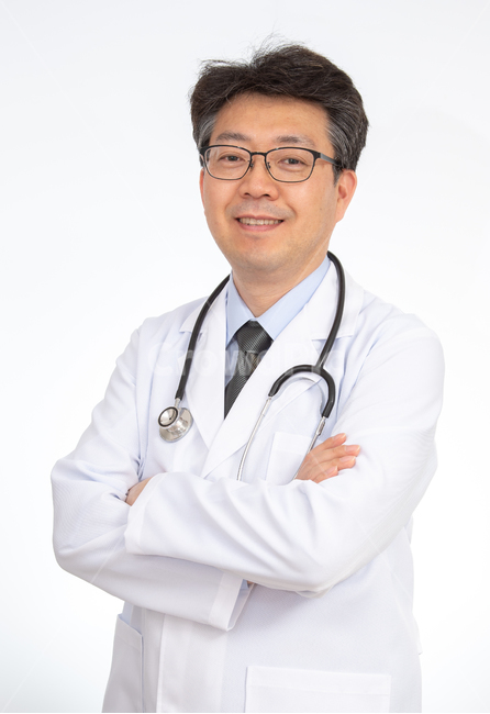 남자,의사,남성,누끼,중년,1인,안경,한국인,동양인,흰색배경,밝은,얼굴,전문직,의료,직업,건강,40대,흰배경,카피스페이스,정면,의학,병원,진료,흰색,자신감,아시아인,50대,질병,보건,주치의,카피,스페이스,위생,유니폼,한국사람,일본인,중국인,사람,1명,상반신,사람,인물,인간,human,person,남성,남자,man,male,의료,의학,병원,medical,hospital,clinic