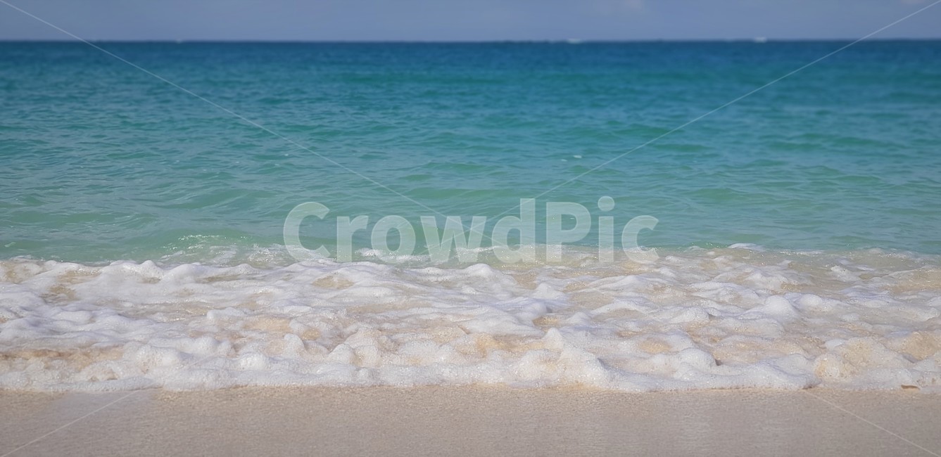 오키나와,바다,해변,파도,푸른,일본,japan,sea,wave,잔잔한,둥실,일렁이는,파도소리,모래사장,수심,아름다운,자연,풍경,배경,글귀배경