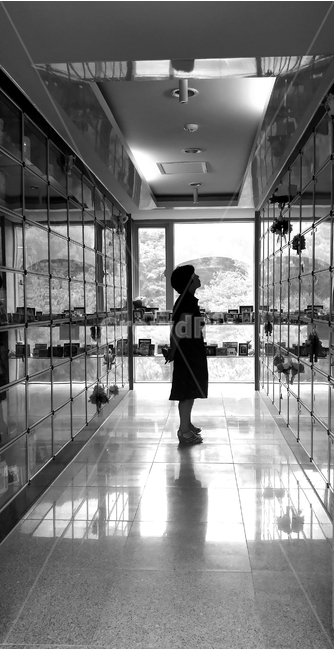 인간,human,사람,person,납골당,죽음,슬픔,사람,인물,인간,human,person,여성,여자,woman,female,lady,흑백,모노톤,monochrome,black and white