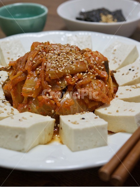 두부김치,두부,김치,술안주,안주,반찬,깨소금,한국음식,식품,한식,한국문화,음식,한국,배경,음식문화,웰빙,문화,아시아,아시아음식,접시,전통,설날,추석,젓가락,두부요리,두부음식,요리,음식,식재료,요리,food,cook,meal,dishes,food reserves,한식,한국음식,한국요리,korean food,korean dishes,korean meal,korean cook