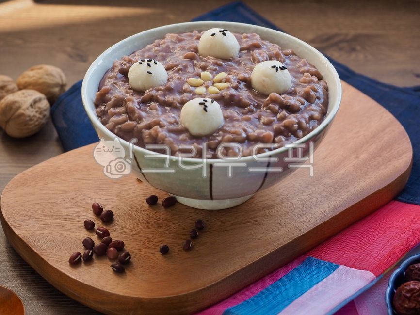 wellnessfood,asianfood,Red bean porridge,koreanculture,redbeanporridge,bowl,Korean traditional food,porcelainbowl,redbean,Sweet red bean porridge,Dongji red bean porridge,wellbeing,Korean food,Wellbeing food,Ongsimi,comrade,Asian food,pine nut,cooking,tra