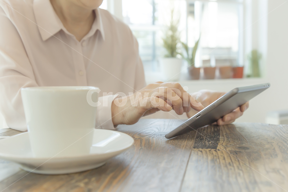 손,손가락,커피,커피잔,테이블,아이패드,커피,카페,coffee,cafe,정보통신기술,전자기기,전자제품,it,information,technology,electronic equipment,비즈니스,사업,business,service,work