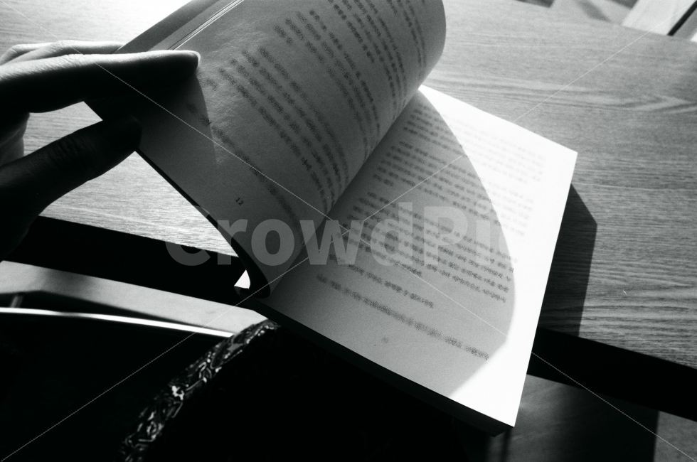 사람,서점,독서,독서의계절,책,책읽기,취미,흑백사진,흑백필름,사람,인물,인간,human,person,신체일부,몸,body,흑백,모노톤,monochrome,black and white,사물,물건,오브젝트,thing,object,matter