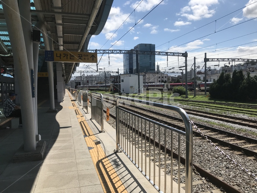 플랫폼,flatform,handrail,banister,railing,난간,기차역,train,railway,철도,traintrack,기찻길,transportation,교통,rail,레일