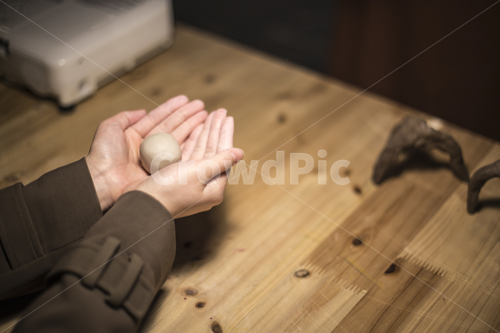 흙,찰흙,조소,미술,입체,형상,조형,예술,모양,감각,촉감,놀이,손,형태,사람,인물,인간,human,person,신체일부,몸,body