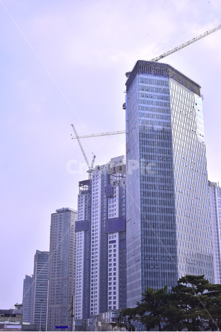 crane,officebuilding,town,city,construction site,skyscraper,building,highrise,urban,background,modern architecture,construction,high rise building,office building