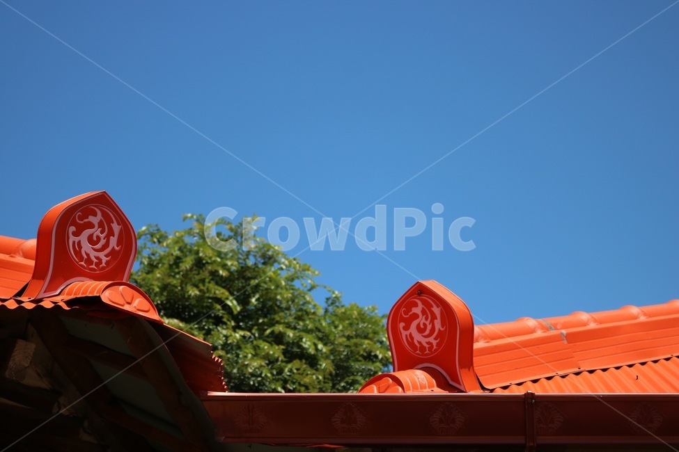 지붕,하늘,주황,파랑,여름,자연,sky,sora,orange,orenziiro,blue,ao,summer,natsu,nature,나무,식물,tree,ki,plants,shokubutsu,건축물,건물외관,exterior,building,structure,architecture,construction