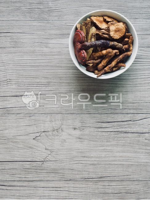 동양의학,한약재료,한약재,약재,뿌리,식물,뿌리식물,음식,배경,그릇,도자기그릇,건강식품,감기,약,한약,감초,대추,검정,한방약,한방,건조식품,의학,아시아문화,한국문화,감기치료제,orientalmedicine,chinesemedicineingredients,herbalmedicine,medicine,root,plant,food,background,bowl,porcelainbowl,healthfood,cold,about,chinesemedicine,licorice,jujube,black,driedfood,asianculture,koreanculture,coldremedy