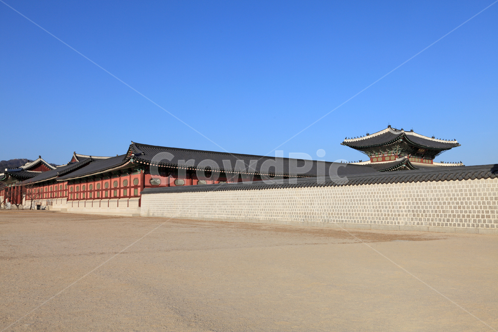 경복궁,흥례문,담,담장,문화재,사적,건축,건축물,전통건축,전통건축물,기와,마당,바닥,하늘,배경,백그라운드,땅,흙,한국전통,한국문화,korean traditional,korean culture,랜드마크,landmark,tourist attraction,한국랜드마크,한국관광지,한국명소,korea landmark,korea tourist attraction,건축물,건물외관,exterior,building,structure,architecture,construction