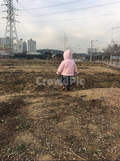 어린이,뒷모습,흙,밭,황무지,전신주,전기,하늘,산책,아동,유아,걸음,영유아,아기,애기,아이,infants,baby,어린이,어린아이,child,children,kid