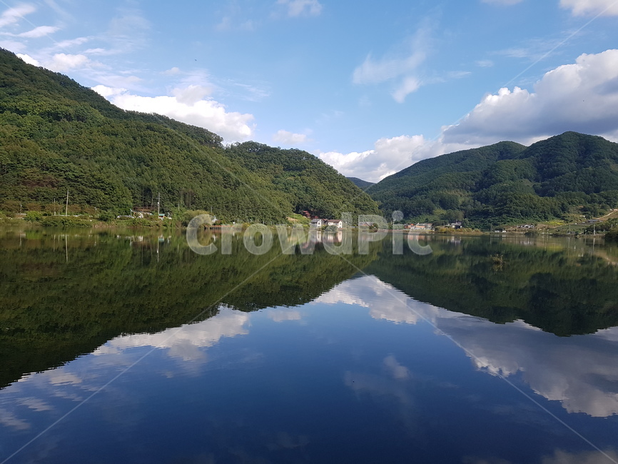 호수,자연,산,풍경,하늘,구름,맑은물,뭉게구름,river,sky,cloud,landscape,nature,여름,계절,힐링,고요함,평화로움,여유,웅장함,한국자연풍경,청주,맑음