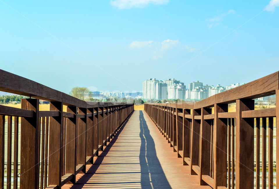 푸른하늘,다리,파란하늘,나무다리,긴다리,도시,풍경,city,landscape,railing,난간,handrail,banister