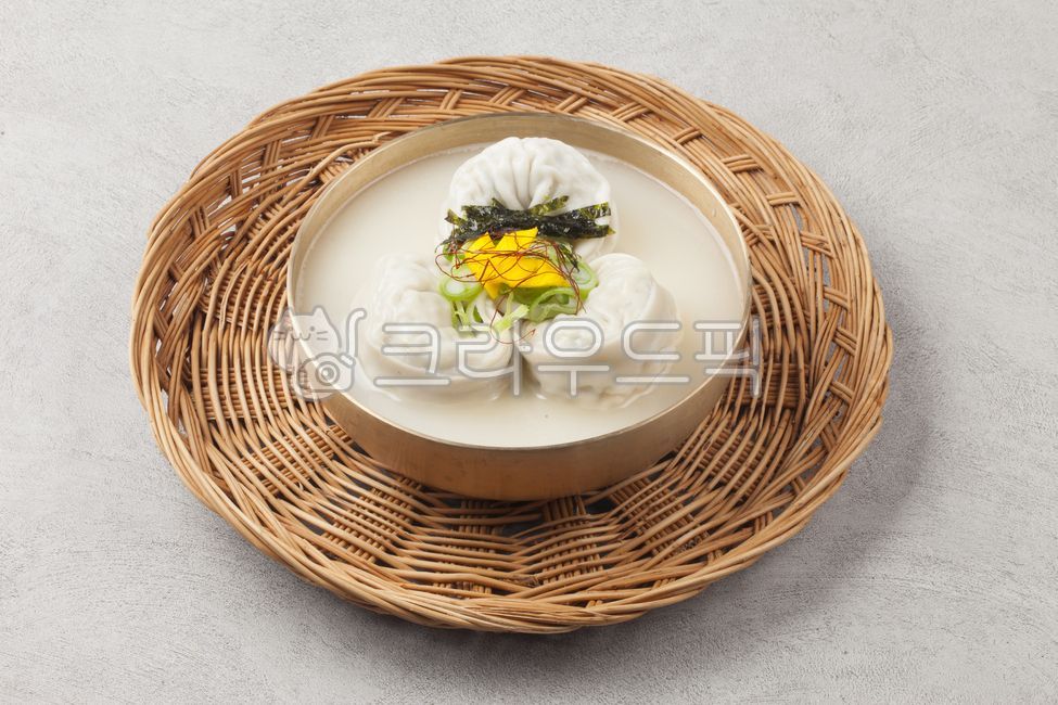 Tteokguk,tteokmanduguk,manduguk,mandu,garaetteok,gomyeong,seol food,holiday food,seolnal food,cooking