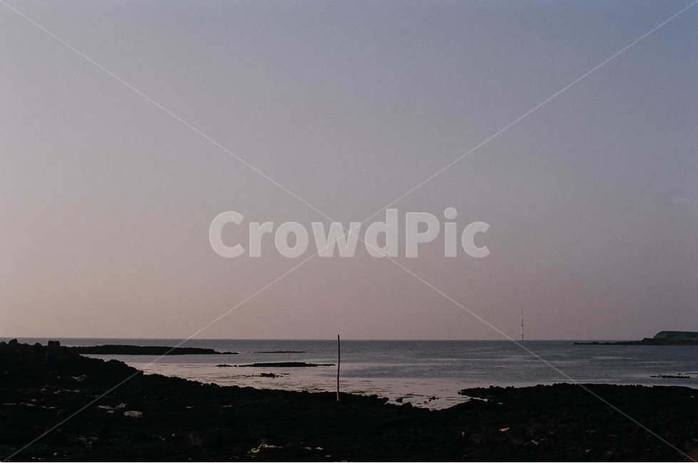 돌,바다,하늘,해안가,해질녘,제주도,필름카메라,자연,풍경,nature,landscape,한국자연풍경,한국자연경관,korea nature landscape,해변,바다,beach,sea,제주도,jeju,jeju island,감성,sensible,feeling,outdoors,옥외