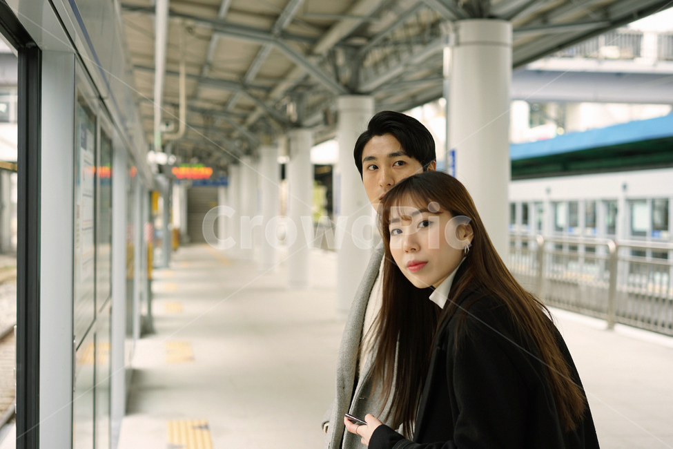 남녀,연인,커플,couple,지하철,대중교통,전철,기다림,열차,기차,교통,지하철역,사람,인물,인간,human,person,연인,커플,사랑,lover,couple,교통,교통수단,traffic,transportation