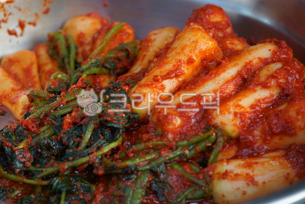 김치,김장,김장준비,전통음식,겨울음식,야채,코리안푸드,채식,발효,신선한,빨간,양념,반찬,한식,한국음식,한국,고춧가루,총각김치,알타리,알타리무,koreanfood,koreantraditional,koreanculture