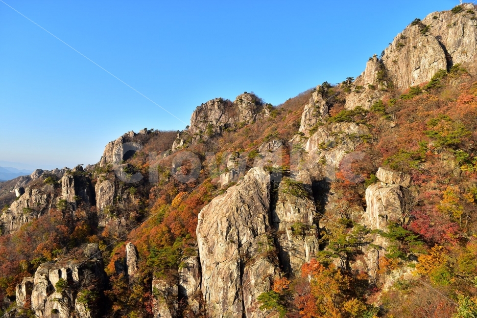 대둔산,가을,풍경,단풍,탐방,도립공원,빨간단풍,파란하늘,가을색,오색,울긋불긋,알록달록,그림같은,칼라풀,뷰티플,아름다운,힐링,감성,자연,정취,산세,명산,100대명산,nature,산,등산,트레킹,풍경사진,비경,경치,가을사진,가을색채,가을의정취,맑음,청명,가을날씨,경관,기암,암봉우리,mountain,금산,완주,논산,낙조대,낙조산장,마천대,케이블카,구름다리,삼선계단,가을,계절,fall,autumn,season,자연,풍경,nature,landscape,한국자연풍경,한국자연경관,korea nature landscape,outdoors,옥외,cliff,낭떠러지