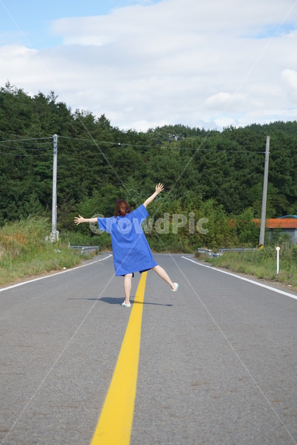 여름,summer,시골,시골길,국도,사람,인물,뒷모습,여자,신남,즐거움