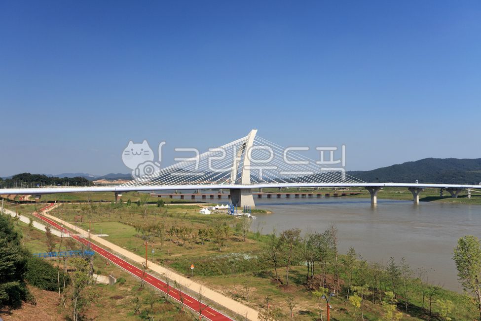 bicycle,Geumgang River,scenery,Sejong City,mountain,walking trail,Sejong,modern,high ground,road,modern architecture,Handuri Bridge,architecture,Korea,sky,green,dedicated road,nature,riverside,water,Sejong Special SelfGoverning City,environment,bicycle ro