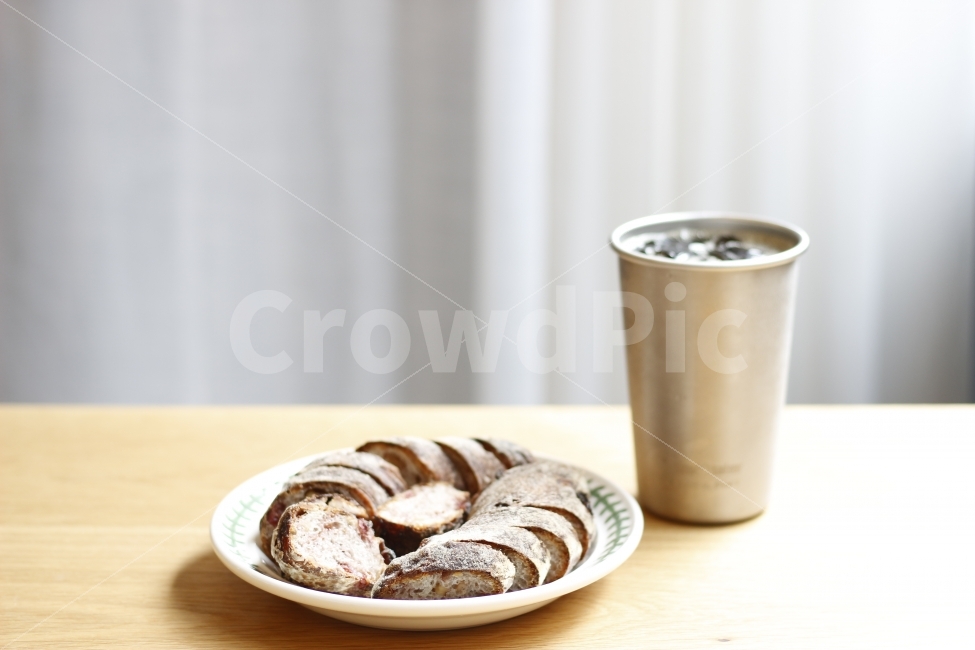 커피,카페,바게트,크랜베리,브런치,크렌베리바통,빵,베이커리,아이스커피,아이스아메리카노,스테인레스,우드,커튼,인테리어,햇살,음식,음료,음식,식재료,요리,food,cook,meal,dishes,food reserves,빵,bread,아침식사,조식,브런치,breakfast,brunch,디저트,간식,후식,dessert,snack,커피,카페,coffee,cafe,감성,sensible,feeling