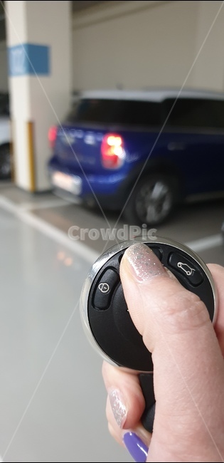 차키,손,vehicle,자동차,automobile,car,차량,transportation,교통,person,사람,차문,자동키,리모트,remote,machine,잠금,열림
