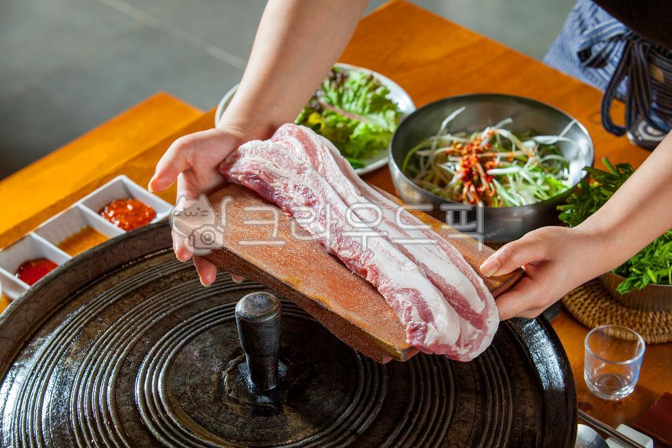 pepper,Grilled pot lid,green onion,sauce,Grilled pork neck with pot lid,pork,vegetable,pig,Lettuce,pork belly,pot lid pork belly,ingredients,cooking,Grilled Pork Belly with Pot Lid,Raw pork belly,Drink snacks,Pot Lid Raw Pork Belly,Plane Pork Belly,pot li