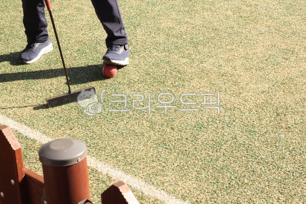 footwear,work out,gate ball,shadow,cheek,gateball,Playground,ball,light,Gateball court,floor