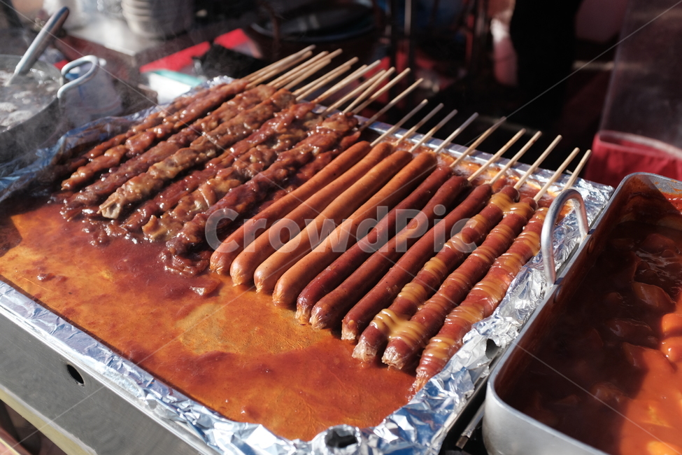 길거리음식,군것질,음식,닭꼬치,소세지,꼬치,맛있음,불량식품,고동요리,바닷가,간식,바다간식