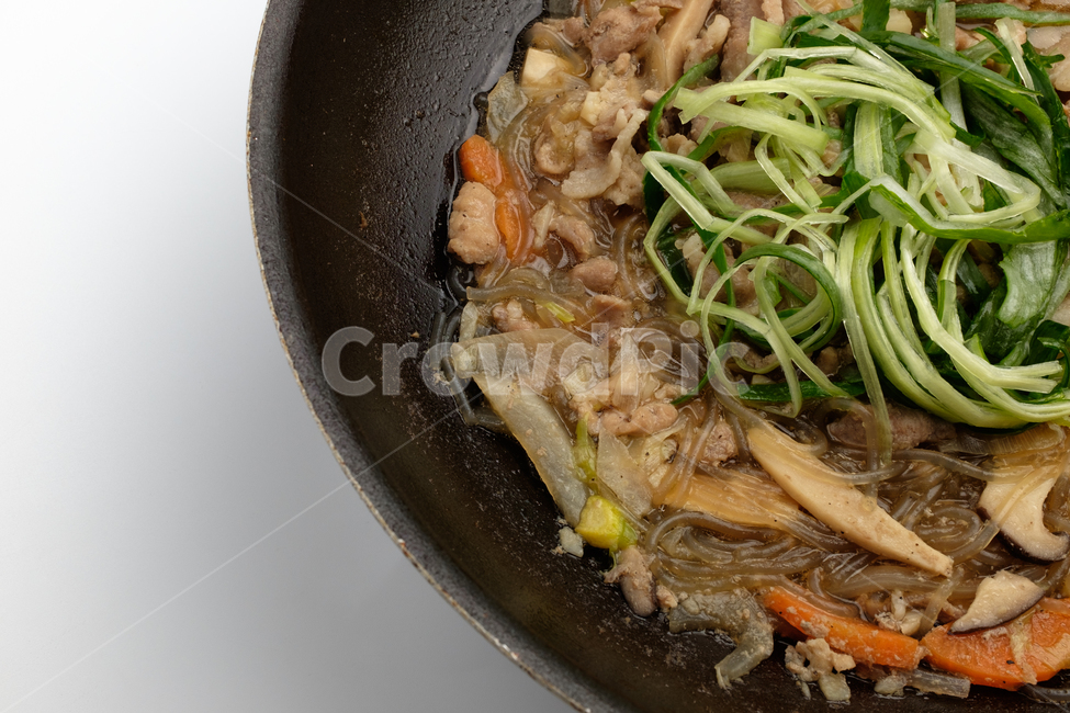 돼지고기,불고기,간장불고기,양념,간장양념,한국문화,한국음식,음식,바베큐,고기,반찬,식사,파,당근,당면,요리,구이,맛있는,기름진,고소한,달콤한,뜨거운