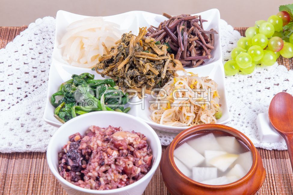 오곡밥,정월대보름,시금치나물,숙주나물,고사리,무나물,시래기,동치미,숫가락,젓가락,밥상,상차림,대보름,나물,오곡,찰밥,한국,전통,한국음식,한국요리,전통음식,전통문화,잡곡밥,밥,식사,보름,테이블,식탁,접시,그릇,한식,반찬