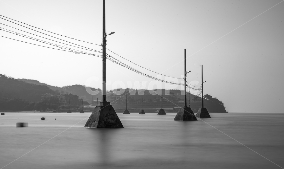 바다,바닷가,바닷물,전봇대,전주,전선,전기,전신주,풍경,감성,장노출,흑백,모노톤,monochrome,black and white,건축물,건물외관,exterior,building,structure,architecture,construction