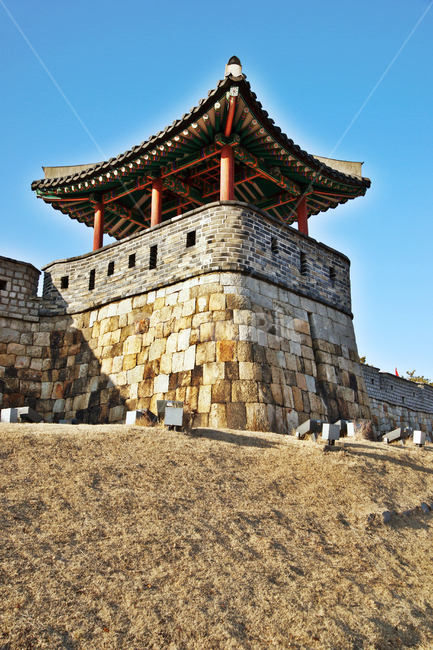 동이포루,우진각지붕,원근총안,수원화성,화성,수원,유네스코세계문화유산,한국전통,한국문화,korean traditional,korean culture,랜드마크,landmark,tourist attraction,한국랜드마크,한국관광지,한국명소,korea landmark,korea tourist attraction,건축물,건물외관,exterior,building,structure,architecture,construction