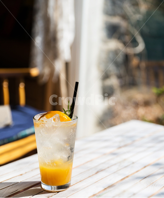 컵,주스,오렌지,햇살,휴식,카페,일상,음료수,drink,beverage,감성,sensible,feeling,휴식,힐링,rest,relaxation,healing