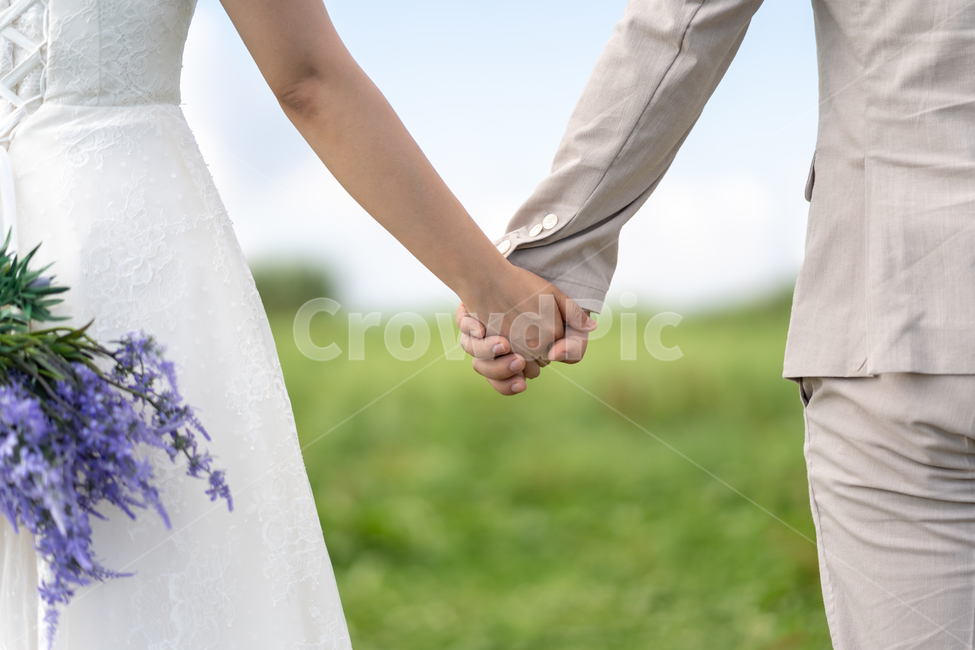 부부,뒷모습,숲,들판,도로,여름,봄,가을,나무,야외,낮,한적한,교외,조용한,배경,풍경,사랑,두사람,남자,여자,커플,손잡은,걷고있는,공원,따뜻한,햇살,햇빛,부케,신랑,꽃,신부,옆모습,human,인간,person,holdinghands,손을잡고,hand,손,결혼,혼례,웨딩,wedding,marriage,marry