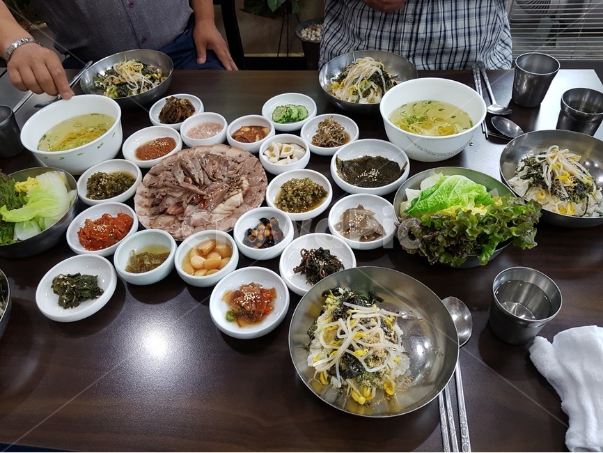 돼지고기보쌈,반찬,건강,한국음식,콩자반,마늘지,고추장물,양파,돼지고기,비빔밥,상추,한식,한국문화,전통,한국전통,음식,식재료,요리,food,cook,meal,dishes,food reserves,한식,한국음식,한국요리,korean food,korean dishes,korean meal,korean cook
