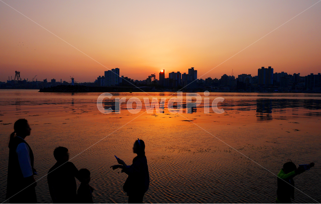 노을,석양,일몰,바다,낙조,sunset,sundown,sea,바다풍경,도시,풍경,city,landscape,한국도시풍경,한국도시경관,korea cityscape,사람들,대중,군중,other people,crowd,실루엣,그림자,silhouette,shadow,인물실루엣,사람실루엣,character silhouette,human silhouette,감성,sensible,feeling,nature,자연,outdoors,옥외,dawn,새벽,dusk,황혼,red sky,붉은 하늘,sky,하늘,person,사람,human,인간