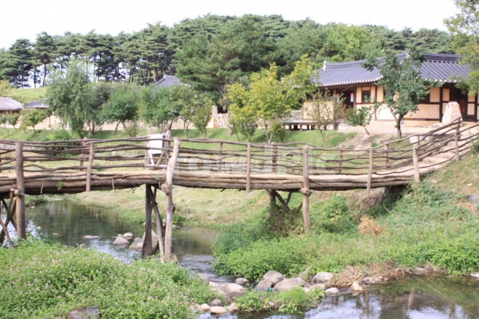 가을,다리,추억,시골,풍경,시냇물,동심,푸른빛,기와집,시골,마을,풍경,landscape,country,rural,town,한국전통,한국문화,korean traditional,korean culture