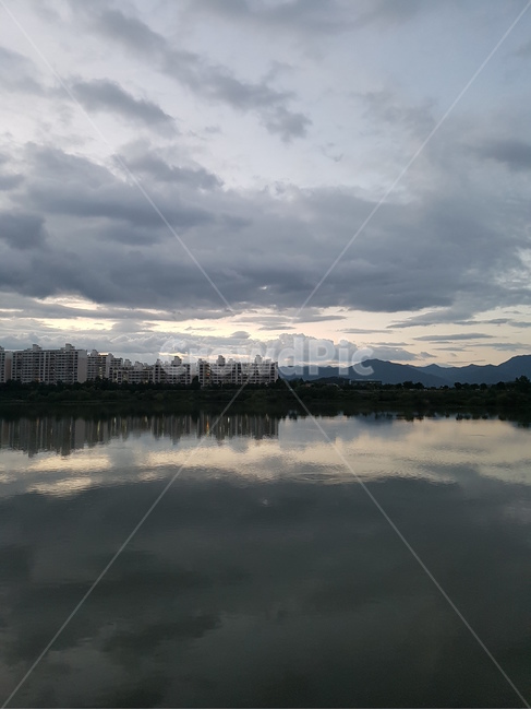 하늘,흐림,강,강물,풍경,노을,구름,산,아파트,호수,sunset,도시,풍경,city,landscape,nature,자연,weather,날씨,outdoors,옥외