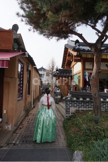 한복,한옥마을,뒷모습,고움,색채,한옥,풍경,한국전통,한국문화,korean traditional,korean culture,한복,한국전통의상,hanbok,korean traditional clothes,사람,인물,인간,human,person,여성,여자,woman,female,lady