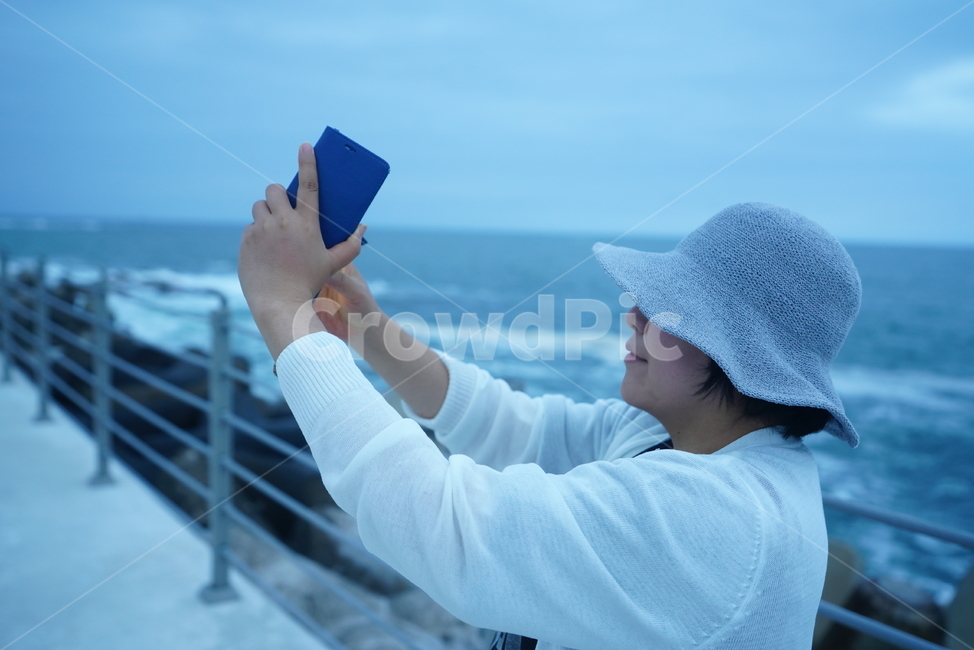 인물,여자,여인,여성,모자,바다,셀카,스마트폰,여름,해안,휴가,하늘,사람,인물,인간,human,person,여성,여자,woman,female,lady