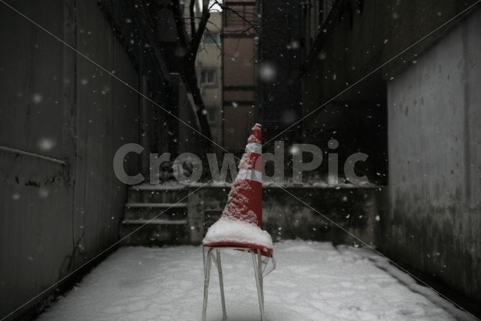 눈발,함박눈,고깔,고독,분위기,도시,풍경,city,landscape,사물,물건,오브젝트,thing,object,matter,겨울,계절,winter,season,storm,폭풍,snow,눈,nature,자연,blizzard,눈보라,outdoors,옥외